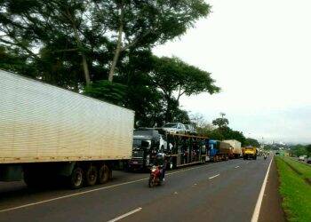 Greve de auditores já deixa caminhões parados na fronteira