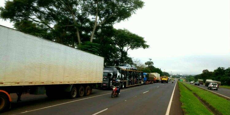 Greve de auditores já deixa caminhões parados na fronteira