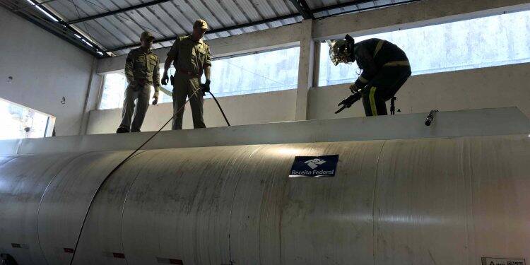 Motorista é preso com com quase duas toneladas de cocaína em caminhão