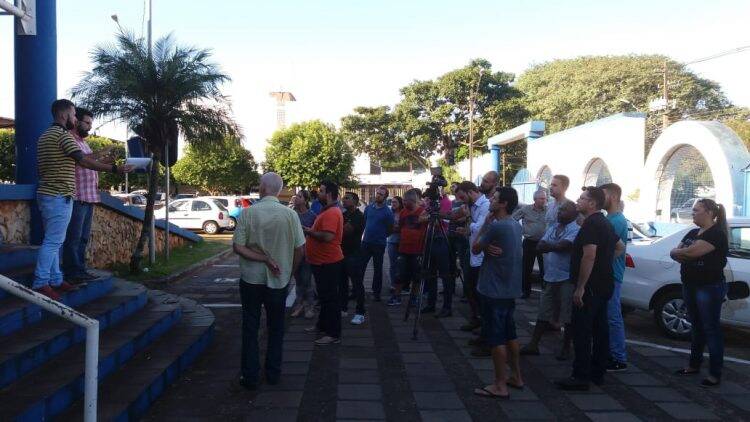 Motoristas do UBER entregam moção de repúdio ao Foztrans por apreensões