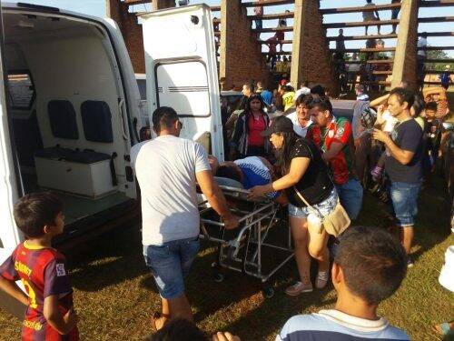 Arquibancada cai e fere um homem durante jogo da Copa do Paraguai, em Cidade do Leste