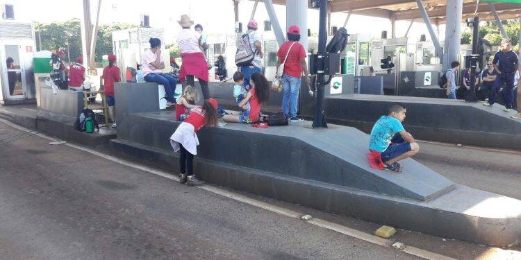 MST libera passagem de veículos no pedágio de São Miguel do Iguaçu