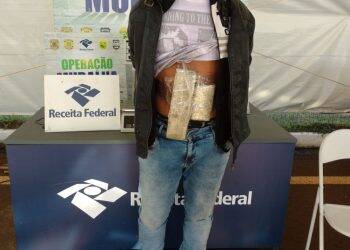 Homem é preso com 1,2 kg grudada no corpo