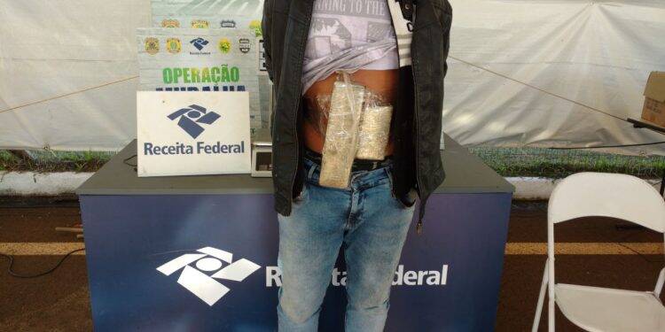 Homem é preso com 1,2 kg grudada no corpo