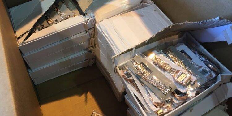 Maconha e relógios são apreendidos durante a Operação Muralha