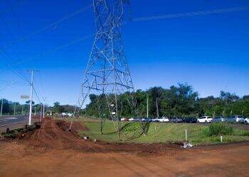 Obras da ciclovia na Tancredo Neves interditam acostamento de pista