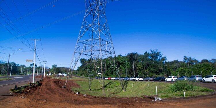 Obras da ciclovia na Tancredo Neves interditam acostamento de pista