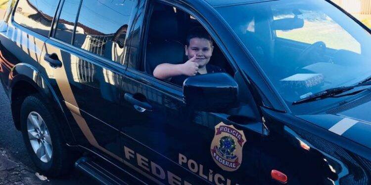 Polícia Federal homenageia garotinho que prestava continência à viaturas
