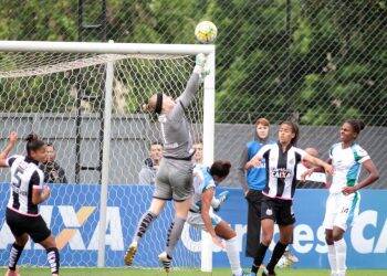 Time feminino de Foz embarca para enfrentar Santos