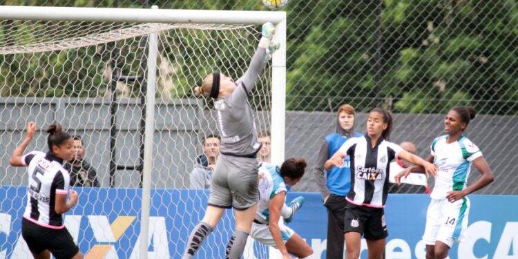 Time feminino de Foz embarca para enfrentar Santos