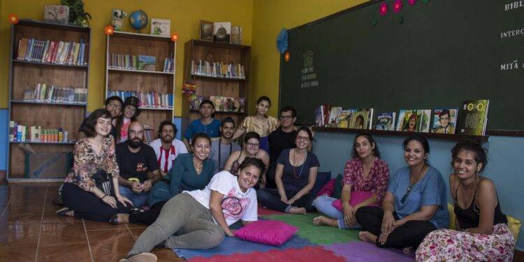 Estudantes e professores da Unila constroem biblioteca para escola pública de Ciudad del Este