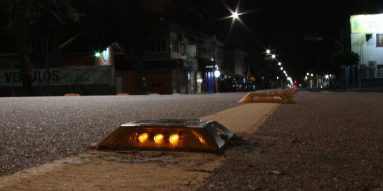 Foztrans está retirando tachões de sinalização na transversal