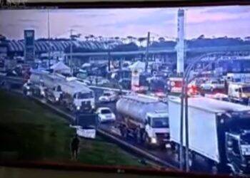 Polícia libera 250 caminhões para rodar na BR-277, na região Oeste