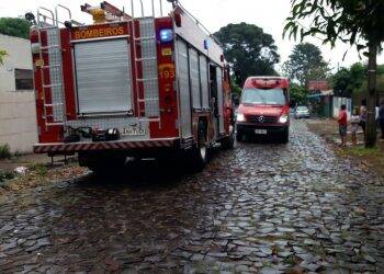 Bombeiros socorrem idoso em incêndio