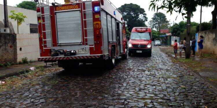 Bombeiros socorrem idoso em incêndio