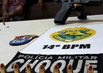 Polícia prende homem que efetuava disparos em frente à casa