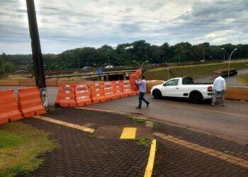 Prefeitura interdita marginal da BR 277, em frente ao Makro