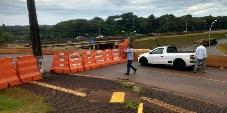 Prefeitura interdita marginal da BR 277, em frente ao Makro