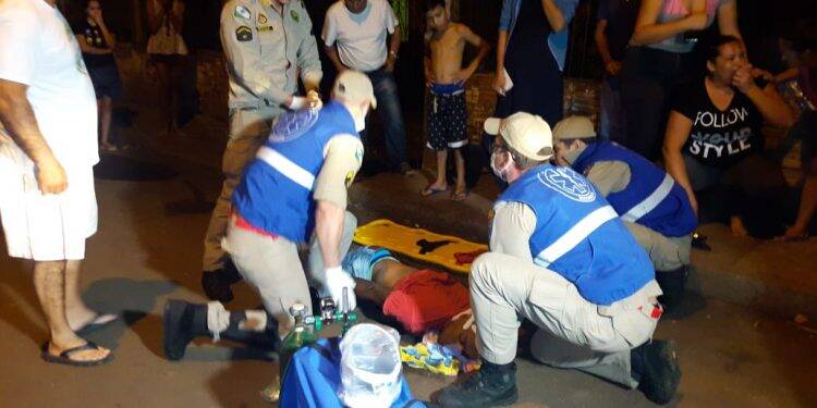 Mulher atira no marido e acerta o filho de dois anos