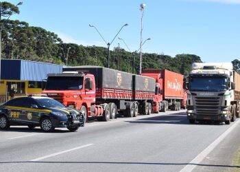 Caminhoneiros fazem manifestação em rodovias do Paraná
