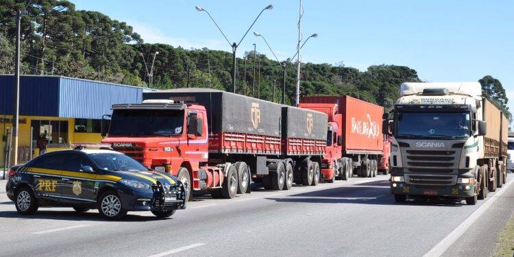 Caminhoneiros fazem manifestação em rodovias do Paraná