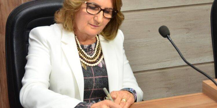 Professora Neide toma posse como prefeita de Santa Terezinha de Itaipu