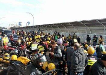 Mototaxistas fecham a Ponte da Amizade por 20 minutos