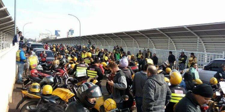 Mototaxistas fecham a Ponte da Amizade por 20 minutos