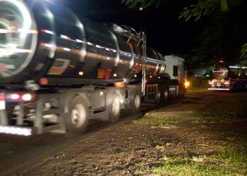 Carregamento de gás de cozinha e combustível chega sob escolta em Foz do Iguaçu