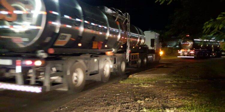 Carregamento de gás de cozinha e combustível chega sob escolta em Foz do Iguaçu