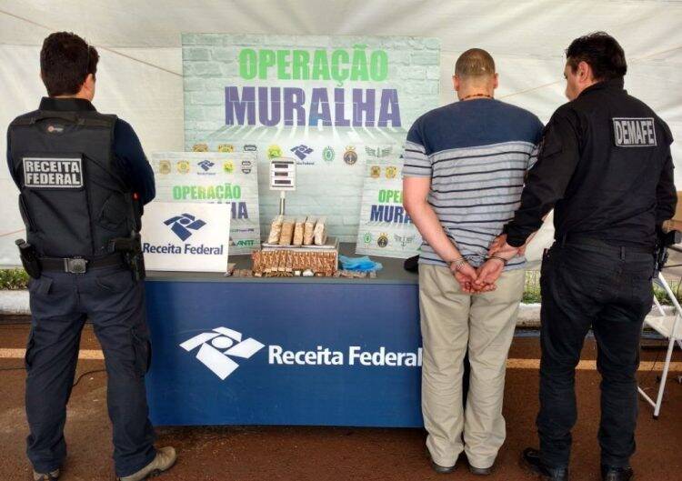 Maconha e relógios são apreendidos durante a Operação Muralha