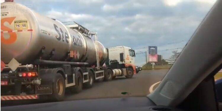 PRF escolta caminhão de combustível para o aeroporto de Foz do Iguaçu