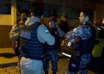 Família é mantida refém enquanto bandidos tentam levar veículo ao Paraguai