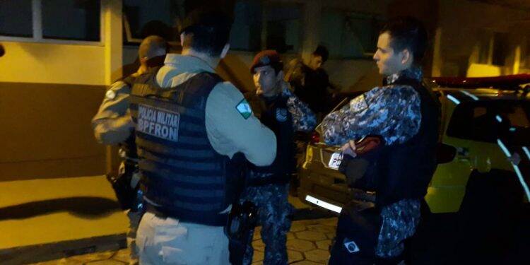 Família é mantida refém enquanto bandidos tentam levar veículo ao Paraguai