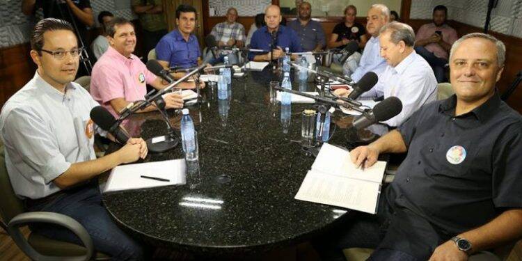 Governo Chico completa um ano. Reveja debate entre os candidatos