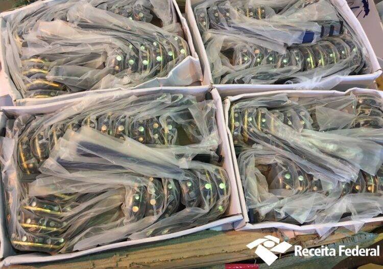 Maconha e relógios são apreendidos durante a Operação Muralha