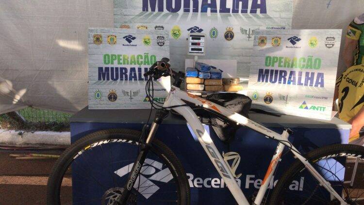 BPFron e Exército flagram ciclistas transportando maconha durante abordagem na Operação Muralha