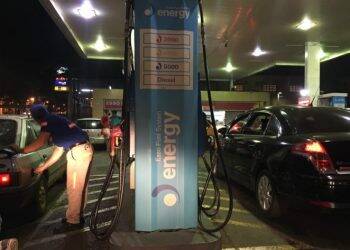 Sem combustível em Foz, motoristas lotam postos paraguaios