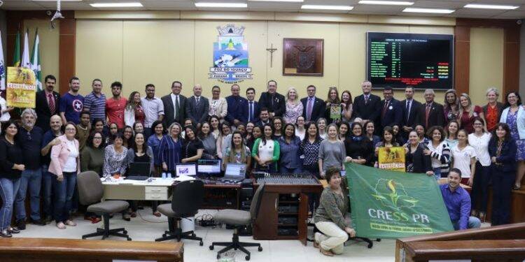 Câmara reduz carga horária de fisioterapeutas, terapeutas e assistentes sociais