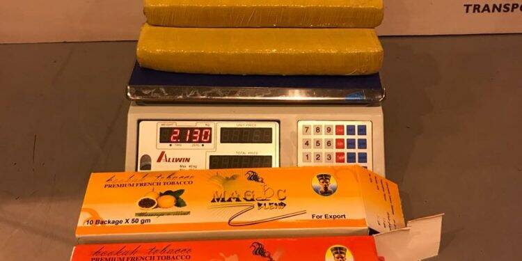 Mulher é presa com maconha escondida em caixas de essência para narguilé