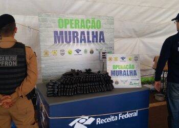 Veículo é apreendido com carregamento de armas falsas