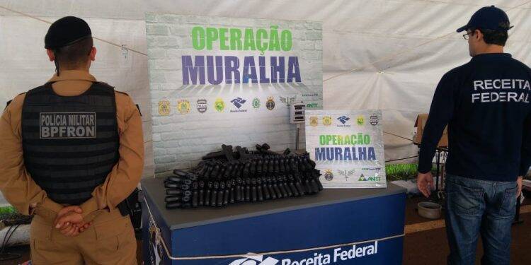 Veículo é apreendido com carregamento de armas falsas