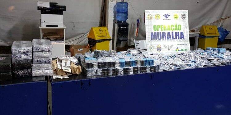 Operação Muralha apreende R$ 31 mil em baterias de celular