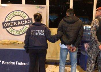 Taxista e passageiro são presos com drogas e munições na Ponte da Amizade