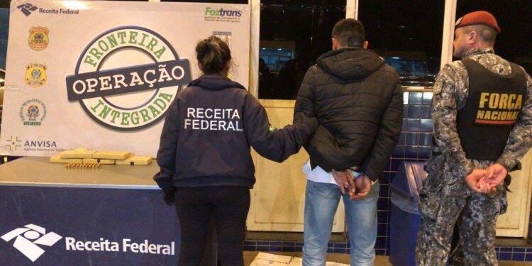 Taxista e passageiro são presos com drogas e munições na Ponte da Amizade