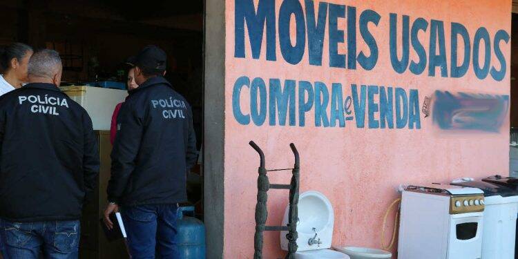 GDE faz trabalho preventivo sobre produtos ilícitos revendidos em móveis usados