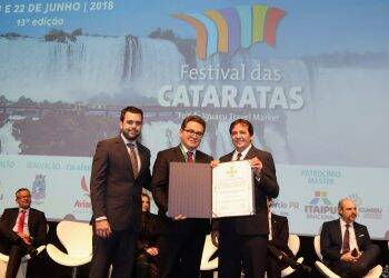 Ministro do Turismo é homenageado na abertura do Festival das Cataratas