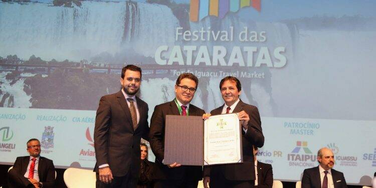 Ministro do Turismo é homenageado na abertura do Festival das Cataratas