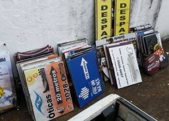 Foztrans retira publicidade irregular em postes com nome de ruas