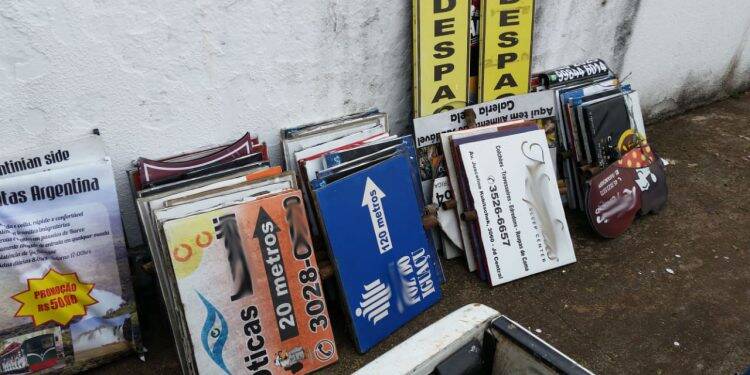 Foztrans retira publicidade irregular em postes com nome de ruas